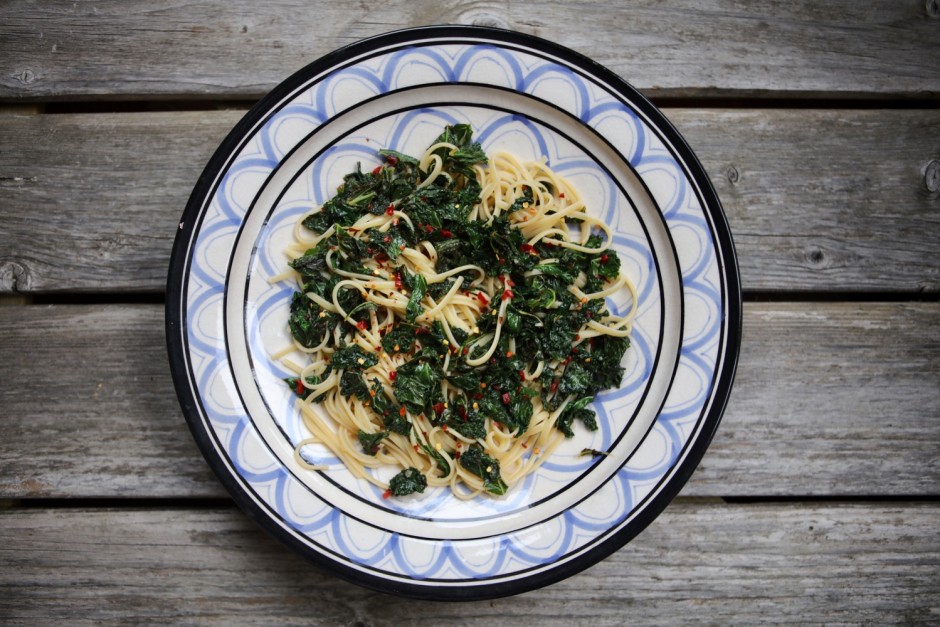 01. Gronkalspasta med chili och vitlok